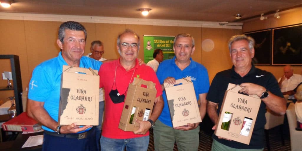 Las ganadores con sus botellas de vino Olabarri en la Ruta del Vino del Golf.