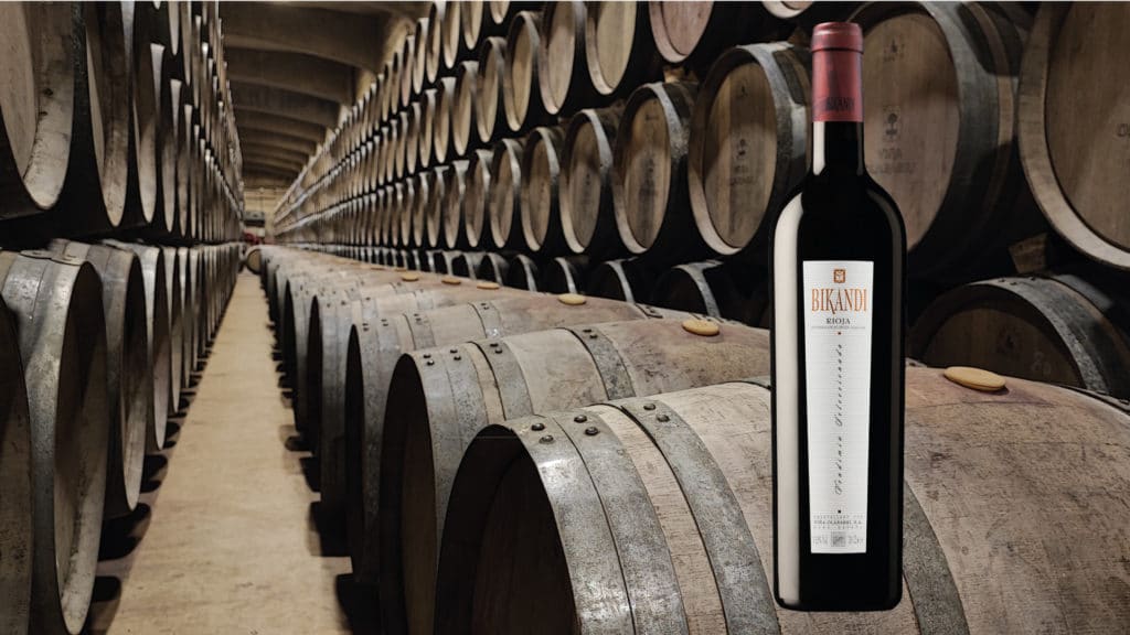 Bikandi Reserva reconocido por Decanter foto barricas